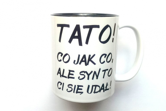 KUBEK TATO SYN CI SIĘ UDAŁ z CZARNYM WNĘTRZEM