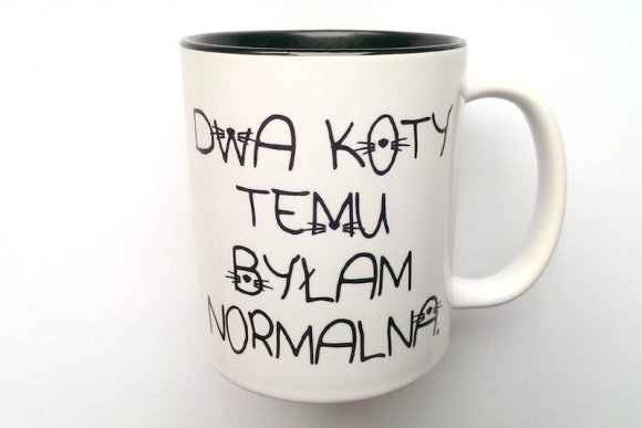 Kubek DWA KOTY TEMU z CZARNYM WNĘTRZEM